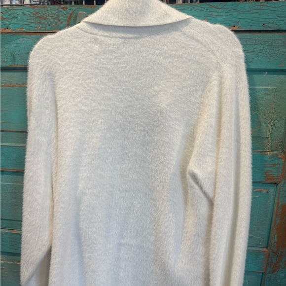 Rachel Zoe White Fuzzy Cardigan- super COZY! Wear as a shirt or jacket!zoom in👀 - Picture 2 of 9